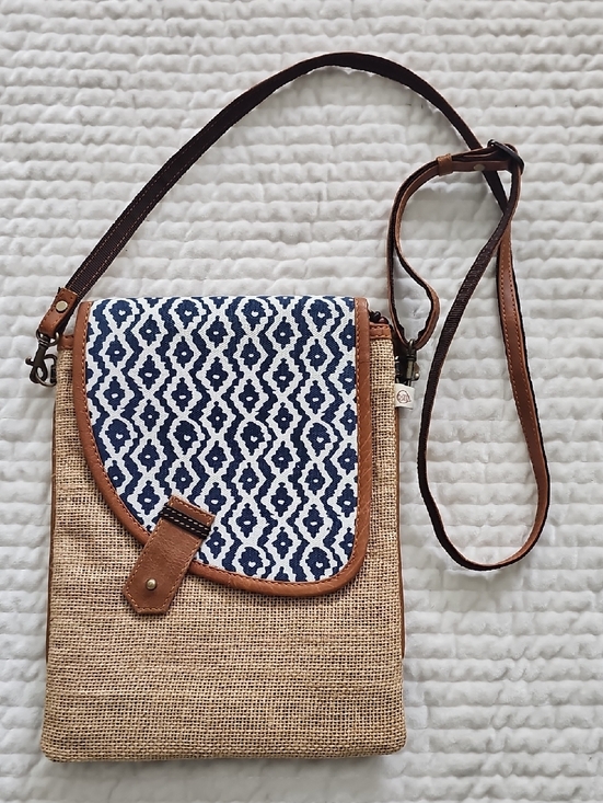 Vaan & Co Handbags - Vann & Co Small Woven Crossbodt